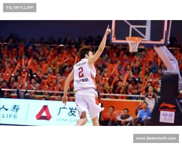 戈登精彩溜底线无球空切上篮成功打成2加1瞬间回顾 戈登精彩溜底线无球空切上篮成功打成2加1瞬间回顾